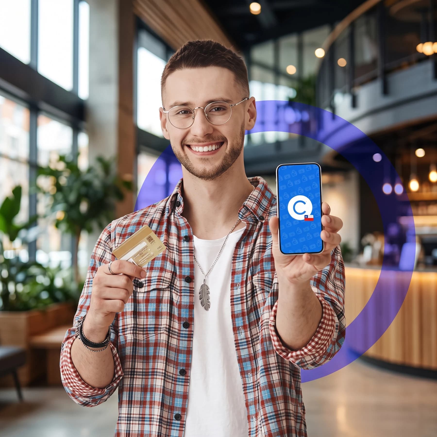 Cliente con su tarjeta y teléfono acompañado por el equipo de Cupo en Dólares Chile